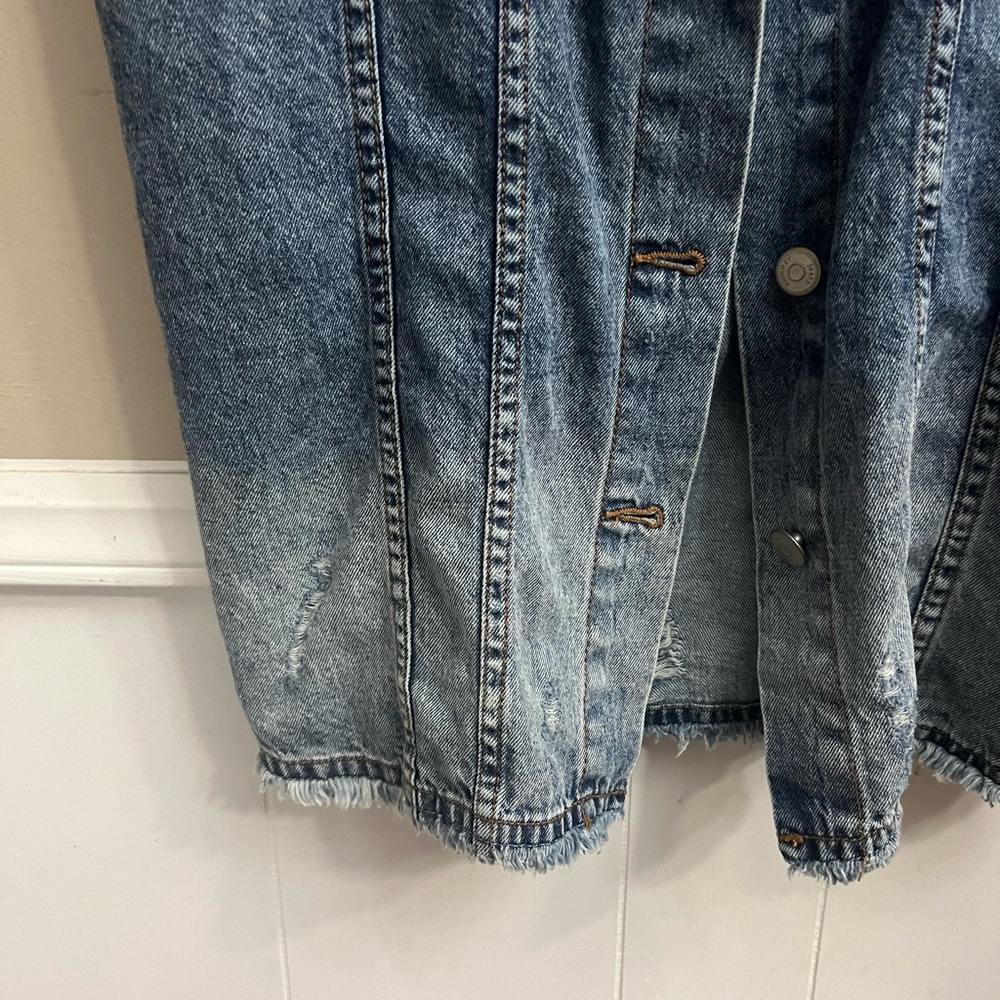 NWOT LONG FULL LENGHT DISTRESSED DENIM JACKET WITH POCKETS - Picture 6 of 6